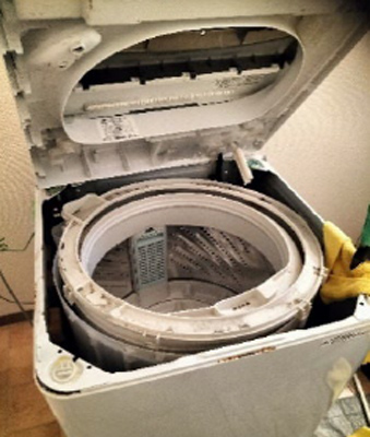 縦型洗濯機の分解途中の様子